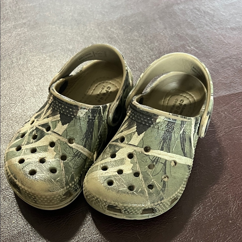 CROCS Kids Green Camo Water Shoes